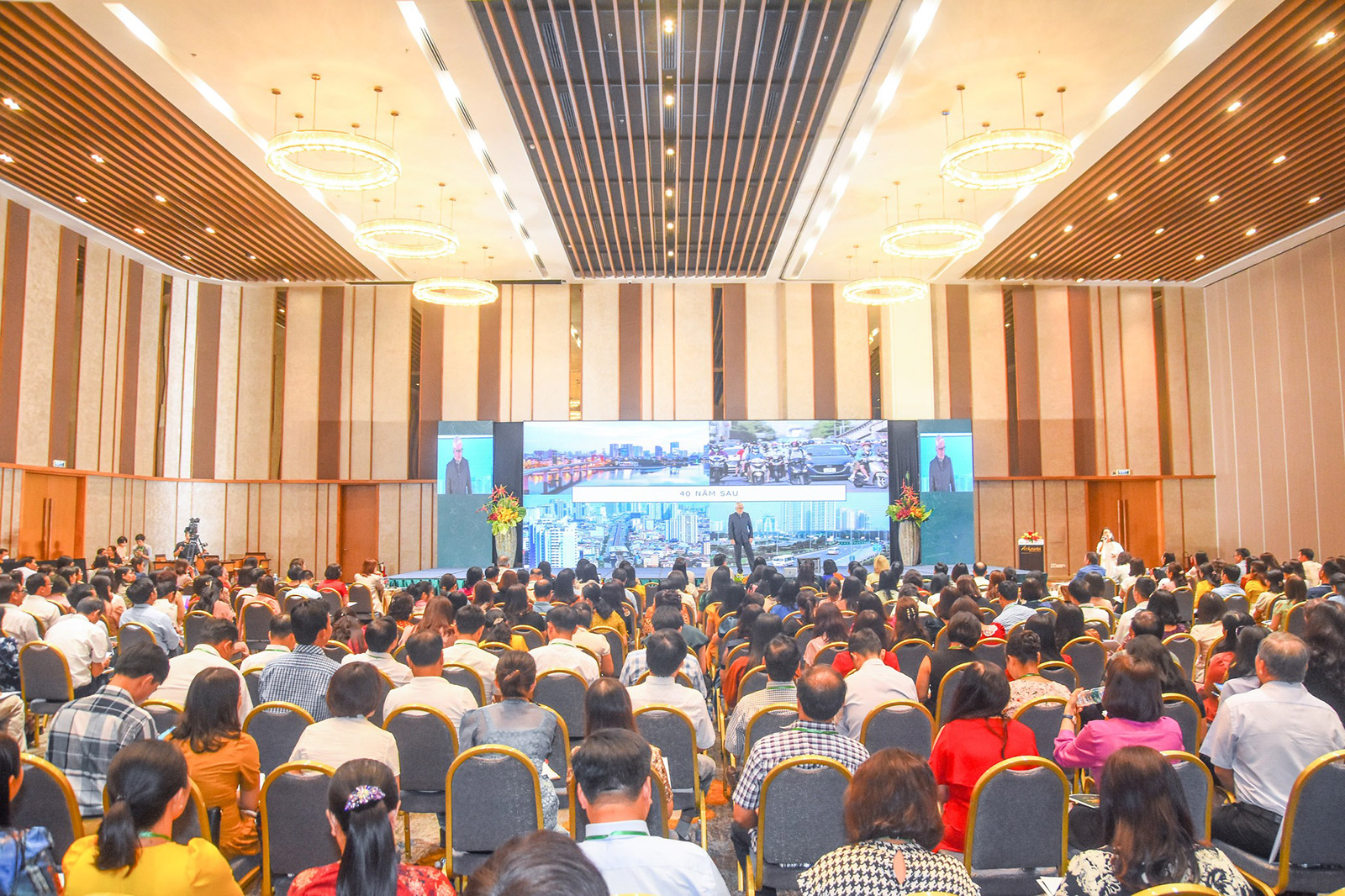 HOW TO CREATE A HAPPY SCHOOL ENVIRONMENT WAS PUT IN THE SPOTLIGHT AT AN EDUCATIONAL WORKSHOP TOOK PLACE AT ARIYANA CONVENTION CENTRE DANANG