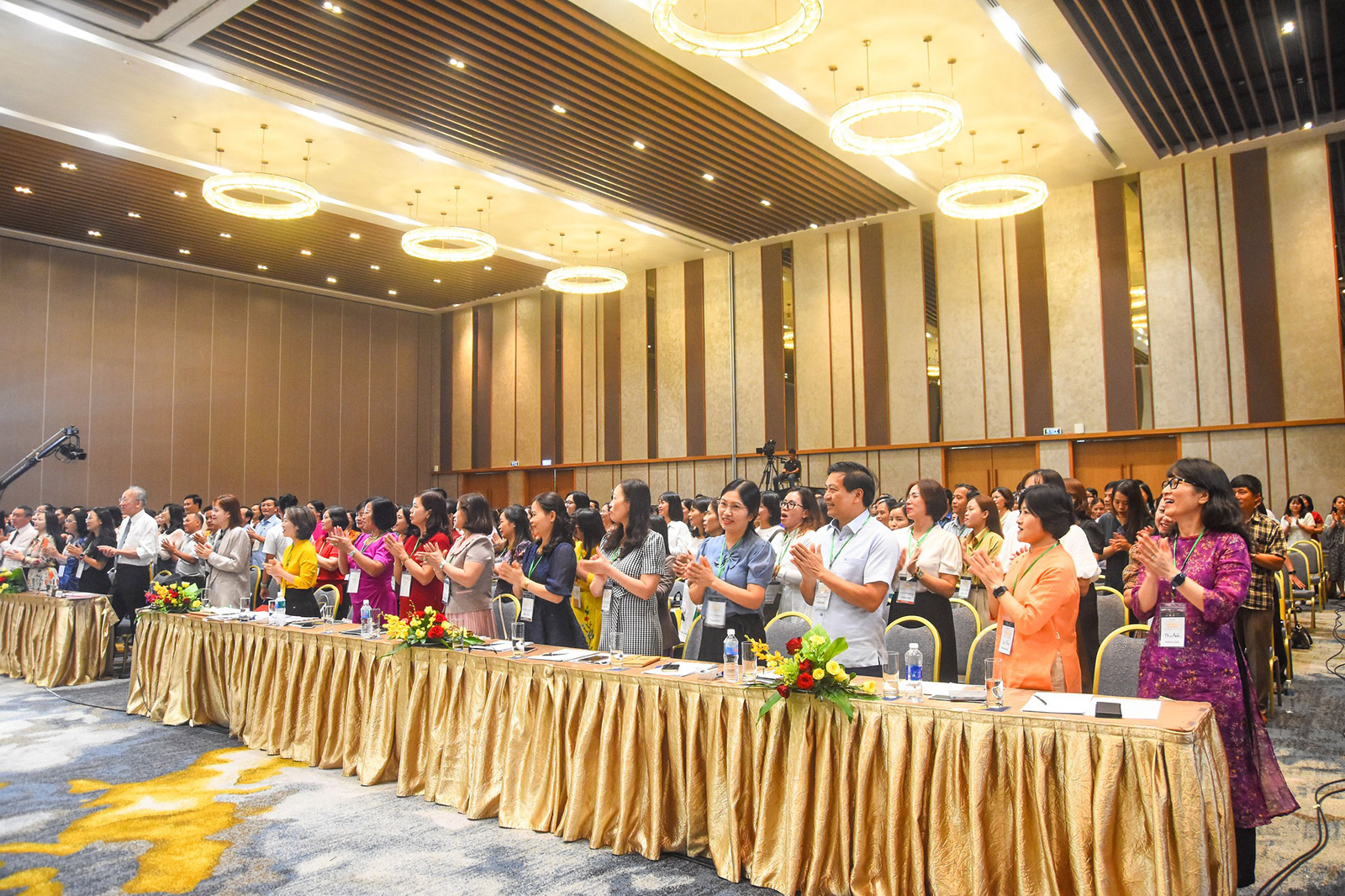 HOW TO CREATE A HAPPY SCHOOL ENVIRONMENT WAS PUT IN THE SPOTLIGHT AT AN EDUCATIONAL WORKSHOP TOOK PLACE AT ARIYANA CONVENTION CENTRE DANANG