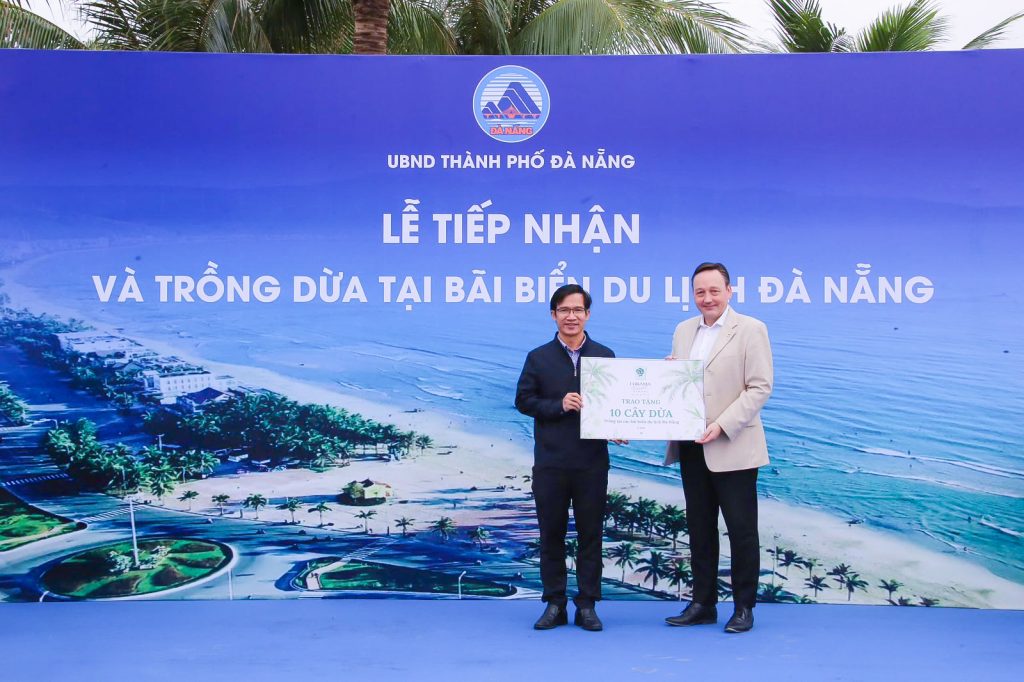 Furama – Ariyana Danang International Tourism Complex contributes to breathing new life into Danang beaches with hundreds of coconut trees