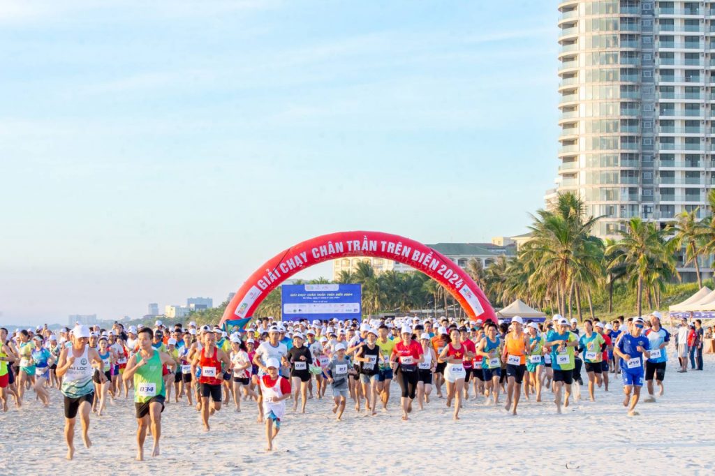 Giải Chạy Chân Trần Trên Biển 2024 đã diễn ra thành công với hơn 1.000 tham gia