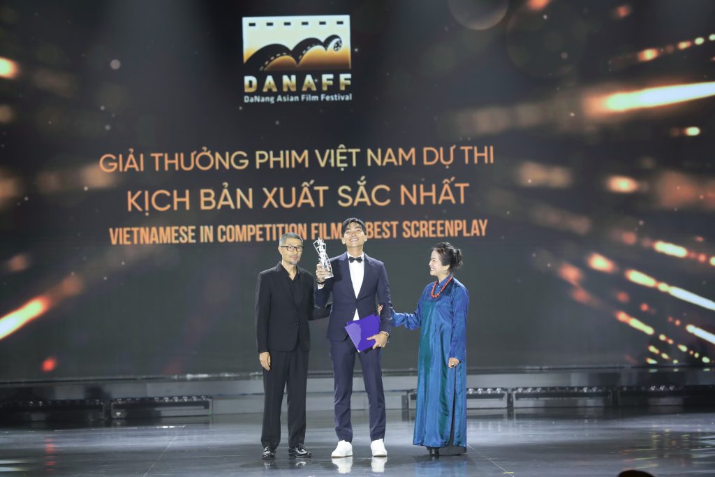 Director Khương Ngọc receiving the awards and delivering an emotional speech at the ceremony.