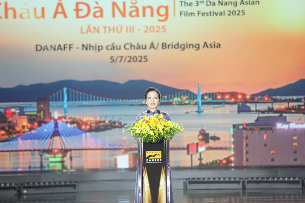 Dr. Ngo Phuong Lan – Director of DANAFF III and Chairwoman of the Vietnam Association for the Promotion and Development of Cinema – delivered the opening remarks at the closing ceremony.