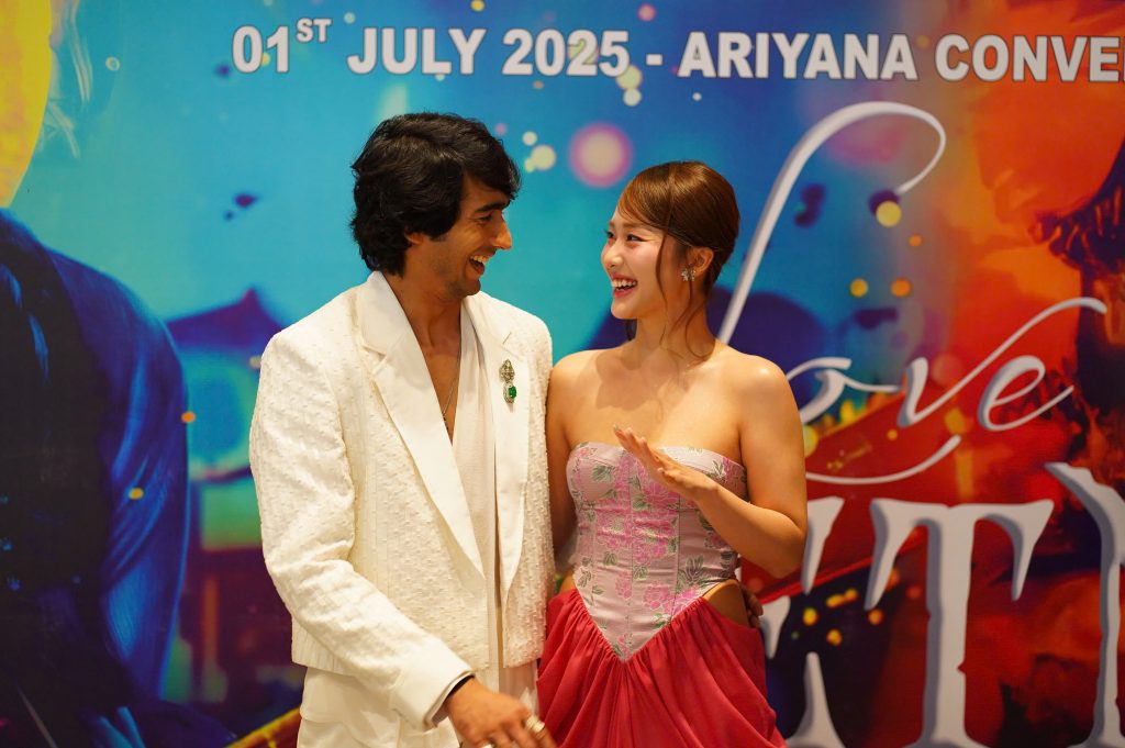 Diễn viên chính Khả Ngân và Shantanu Maheshwari sánh vai trên thảm đỏ tại buổi công chiếu "Love in Vietnam"!