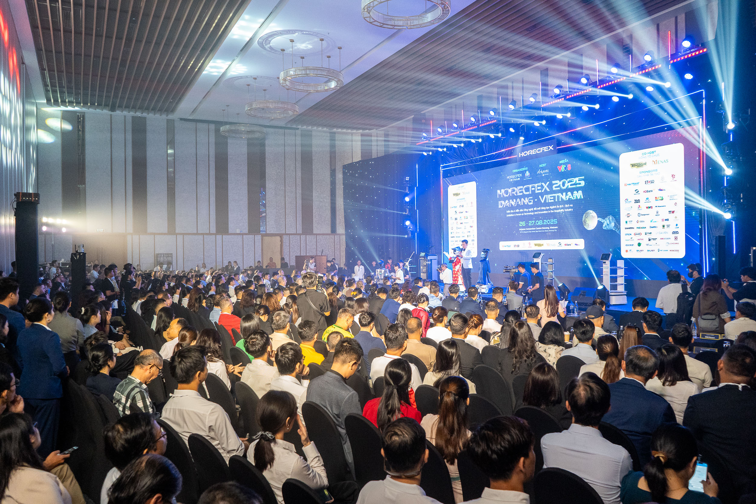 3,500 participants – over 120 brands – more than 90 speakers – 100+ media features right on the opening day!