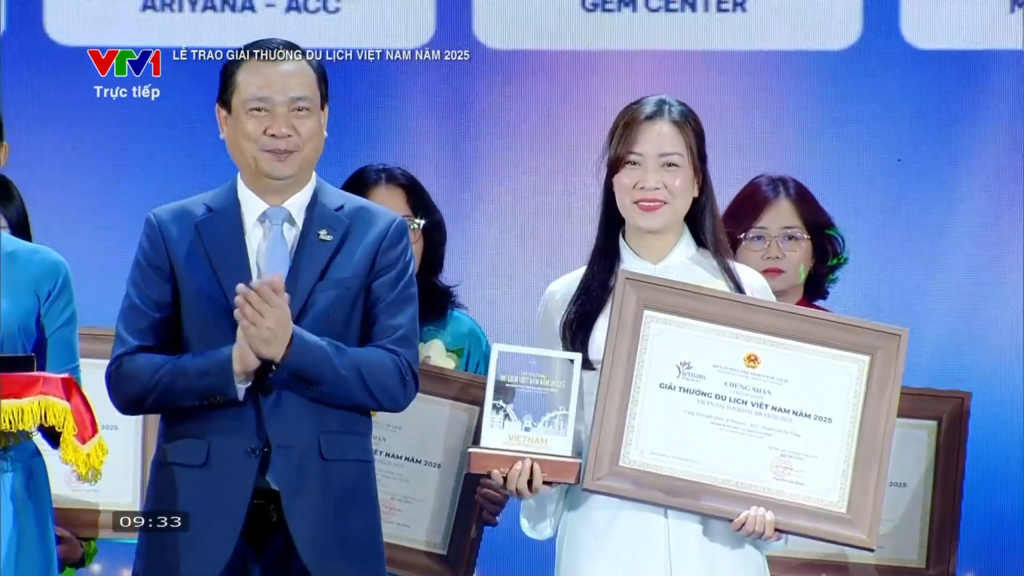 Ms. Truong Thi Lan Huong, Managing Director of Ariyana Convention Centre Danang, received this prestigious award at the Vietnam Tourism Awards 2025 ceremony.