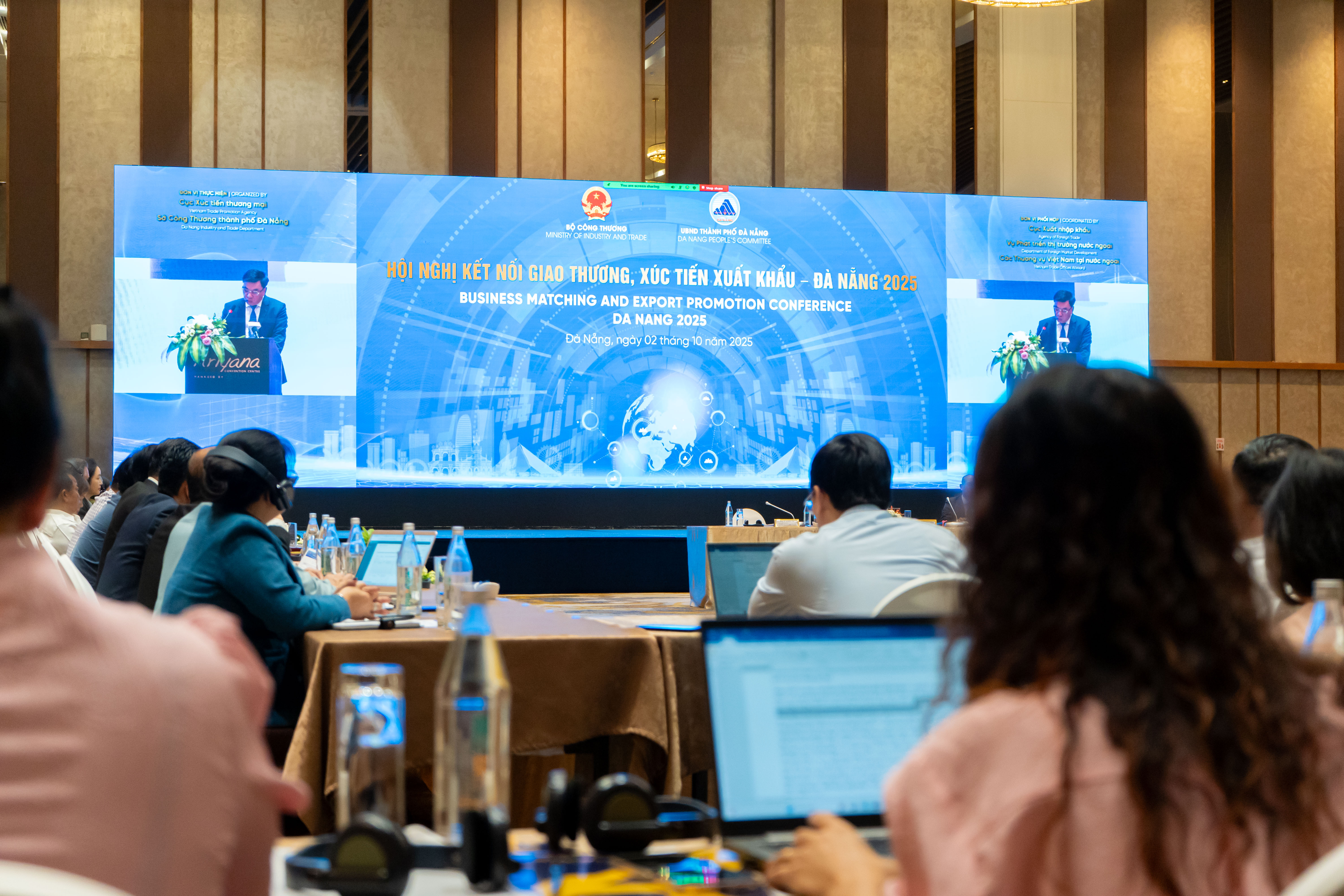 Khai mở giao thương “tỷ đô” EWEC 2025 tại Hội nghị Kết nối Giao thương, Xúc tiến Xuất khẩu Đà Nẵng 2025 cùng Cung Hội nghị Quốc tế Ariyana Đà Nẵng