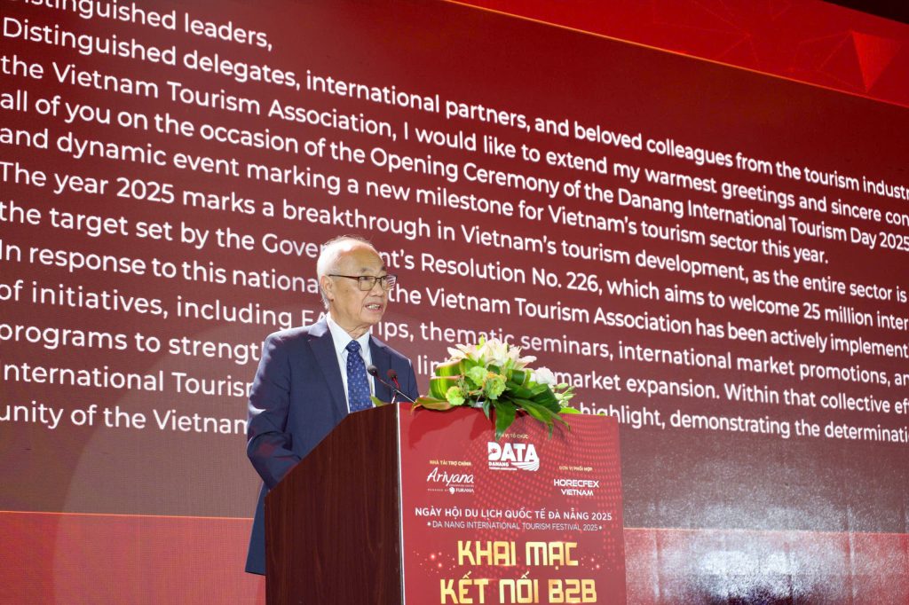 Hình 2 - Vũ Thế Bình, Chủ Tịch Hiệp Hội Du Lịch Việt Nam mở màn phát biểu khai mạc tại sự kiện