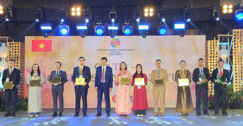 Hình 1: Các đại diện doanh nghiệp Việt Nam rạng rỡ nhận các hạng mục giải thưởng quan trọng tại Diễn đàn Du lịch Đông Nam Á