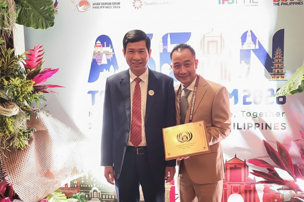 Hình 2: Ông Hồ An Phong - Thứ trưởng Bộ Văn hóa Thể thao và Du lịch chúc mừng đại diện và đơn vị Cung Hội nghị Quốc tế Ariyana Đà Nẵng tại sự kiện Diễn đàn Du lịch Đông Nam Á