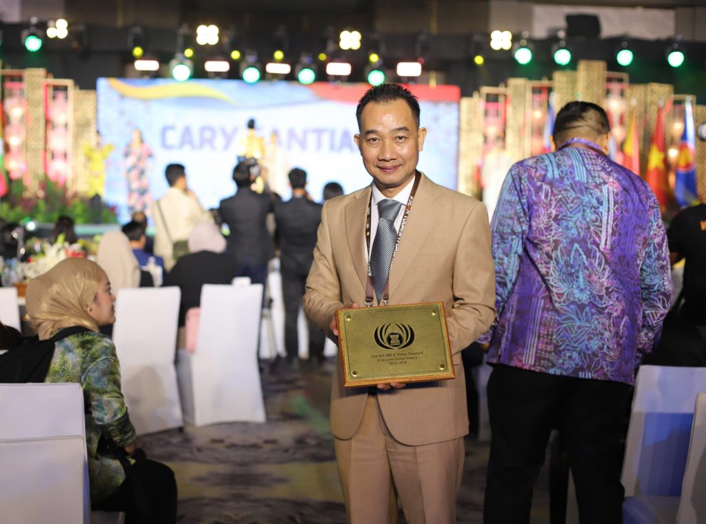 Hình 4 - Phó Tổng Giám Đốc Điều Hành - Ông Lê Đình Nam đại diện Cung Hội nghị Quốc tế Ariyana Đà Nẵng nhận giải thưởng danh giá tại sân khấu ASEAN