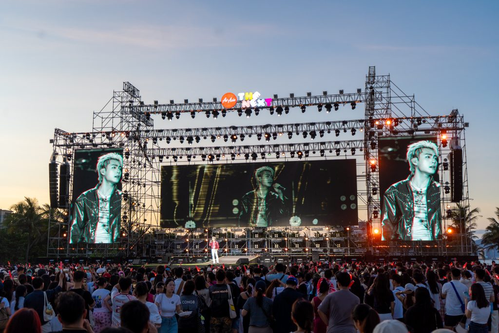 Dàn nghệ sĩ trẻ khuấy động Concert âm nhạc cùng 5.500 khán giả tại Vườn biển Ariyana Đà Nẵng